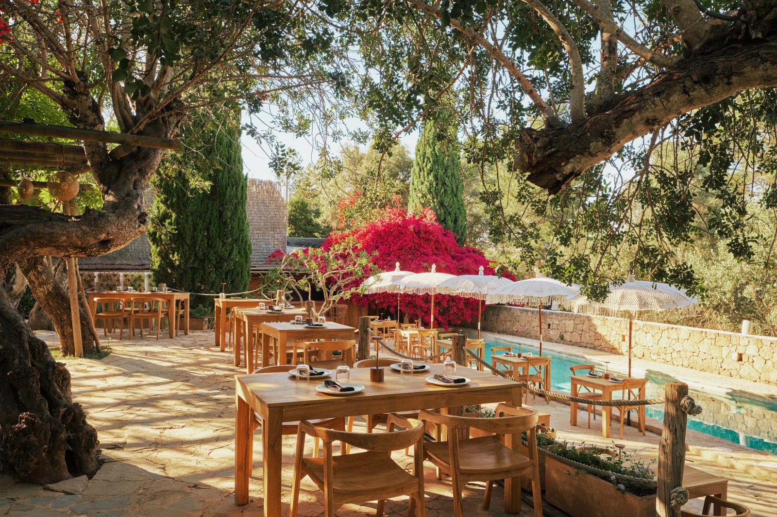 Outdoor dining terrace in the garden at El Clo