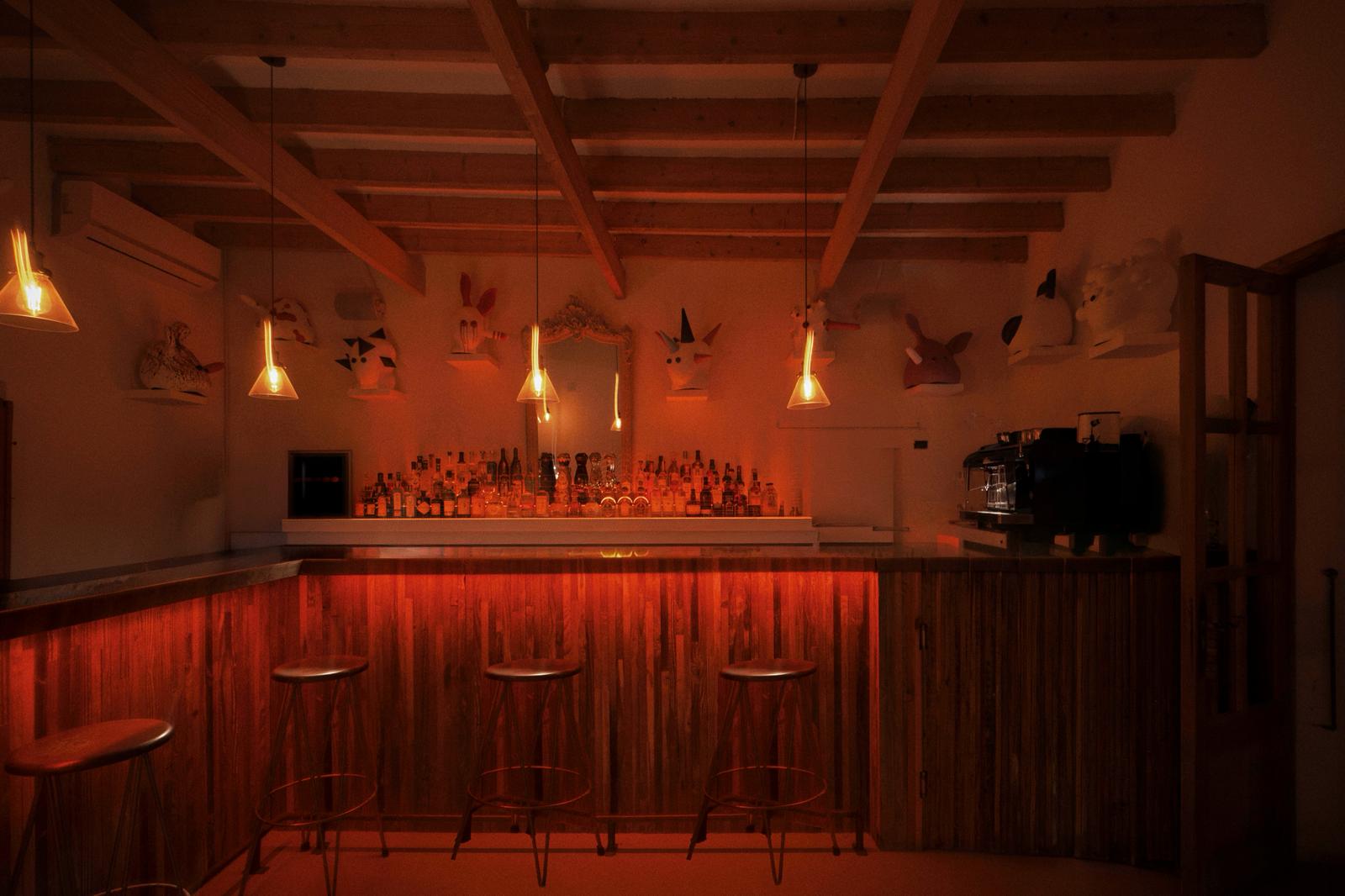 The bar at El Clo at night